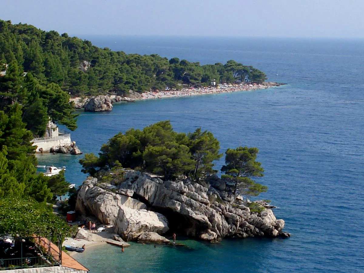 Plaže i obala Brela na Makarskoj rivijeri